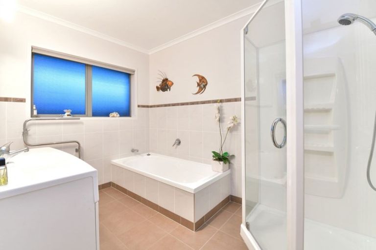 Photo of property in 24 Chesterfield Way, Orewa, 0931