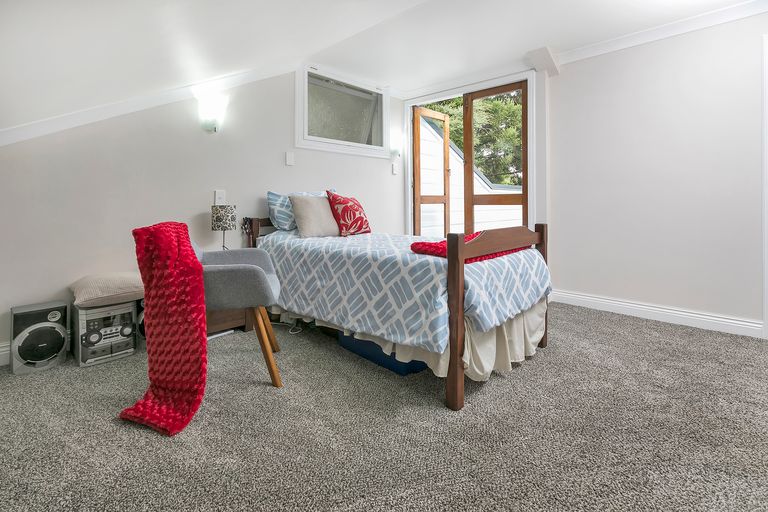 Photo of property in 1084 Scenic Drive North, Swanson, Auckland, 0816