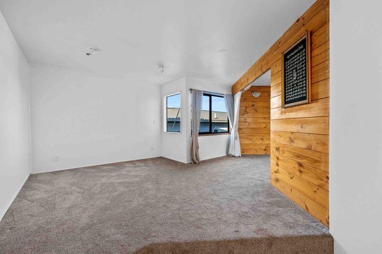 Photo of property in 1/29 Beaubank Road, Kelston, Auckland, 0602