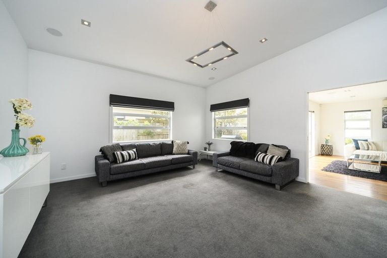 Photo of property in 2 Chestnut Close, Kelvin Grove, Palmerston North, 4414