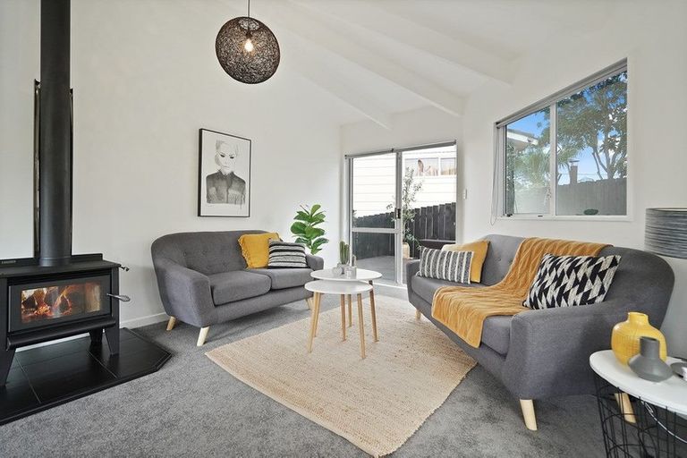 Photo of property in 2 Hanui Place, Massey, Auckland, 0614