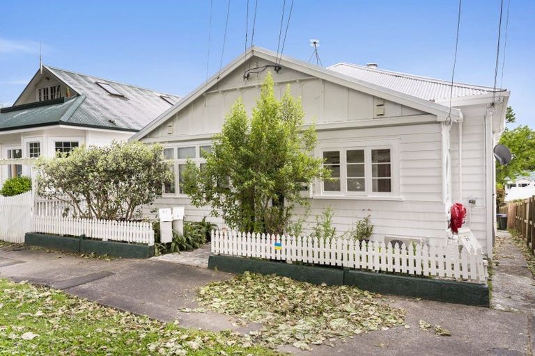 Photo of property in 31 Castle Street, Eltham, 4322