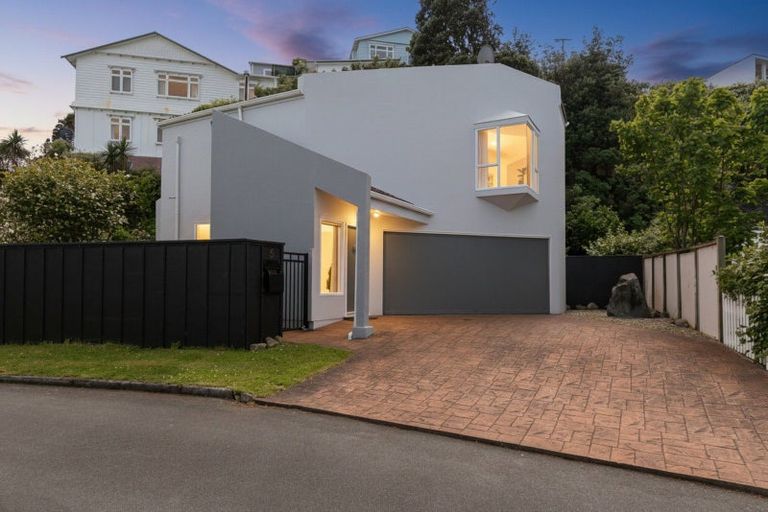 Photo of property in 5 Erskine Close, Island Bay, Wellington, 6023