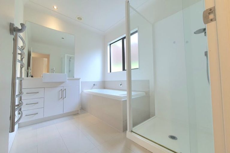 Photo of property in 35 Trotting Terrace, Fairview Heights, Auckland, 0632