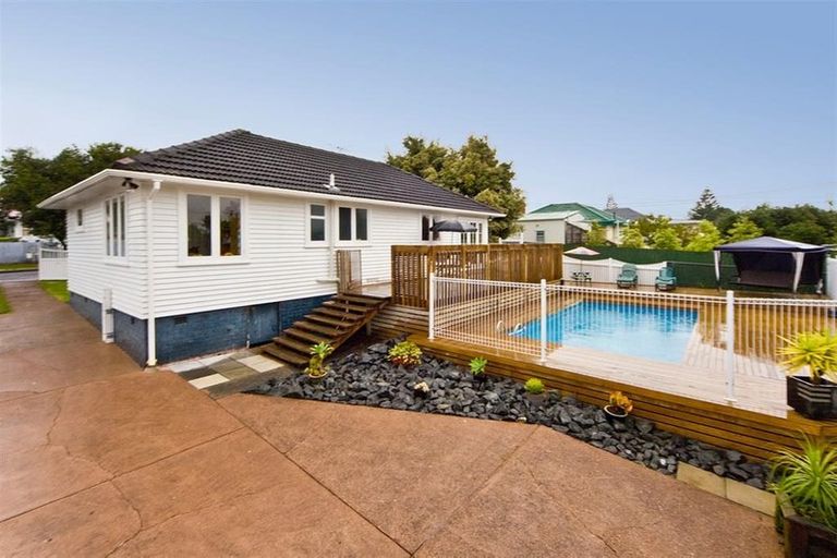 Photo of property in 6 Grainger Road, Te Atatu South, Auckland, 0610