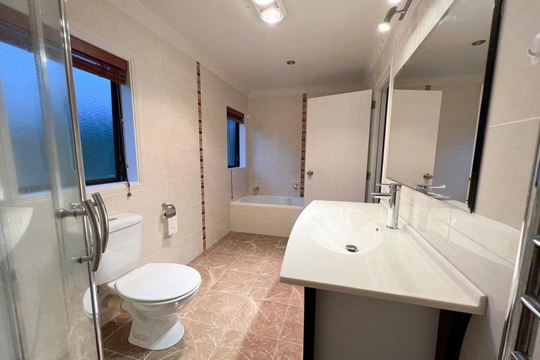 Photo of property in 50a Sapperton Drive, Henderson, Auckland, 0612