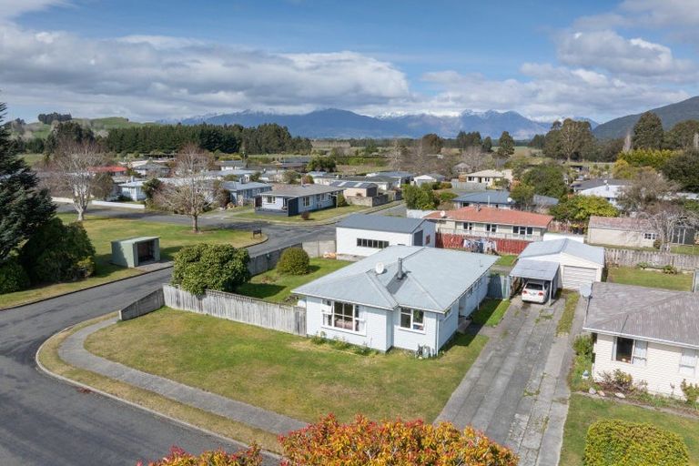 Photo of property in 35 Mararoa Drive, Manapouri, 9679