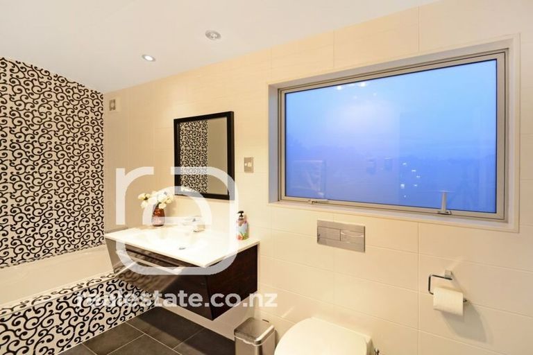 Photo of property in 16 Lakeridge Close, Northcross, Auckland, 0632