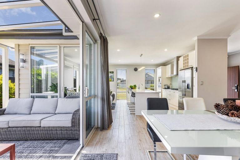 Photo of property in 17 Larmer Drive, Kumeu, 0810