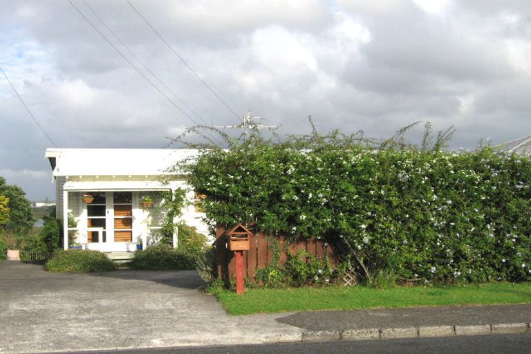 Photo of property in 2/114 Tiroroa Avenue, Te Atatu South, Auckland, 0610