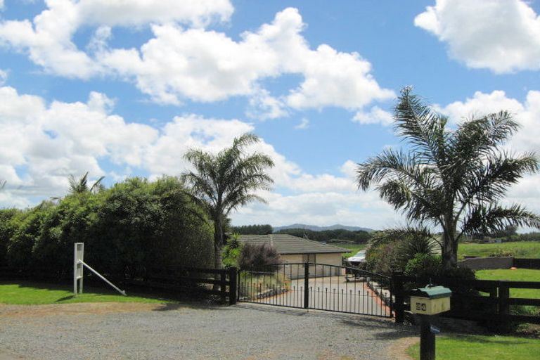 Photo of property in 24 Petersons Road, Ardmore, Papakura, 2582