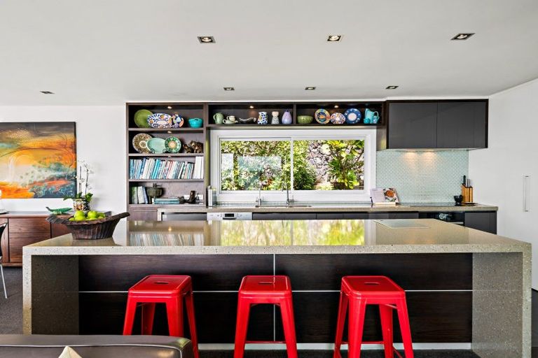 Photo of property in 33 Chelverton Terrace, Red Beach, 0932