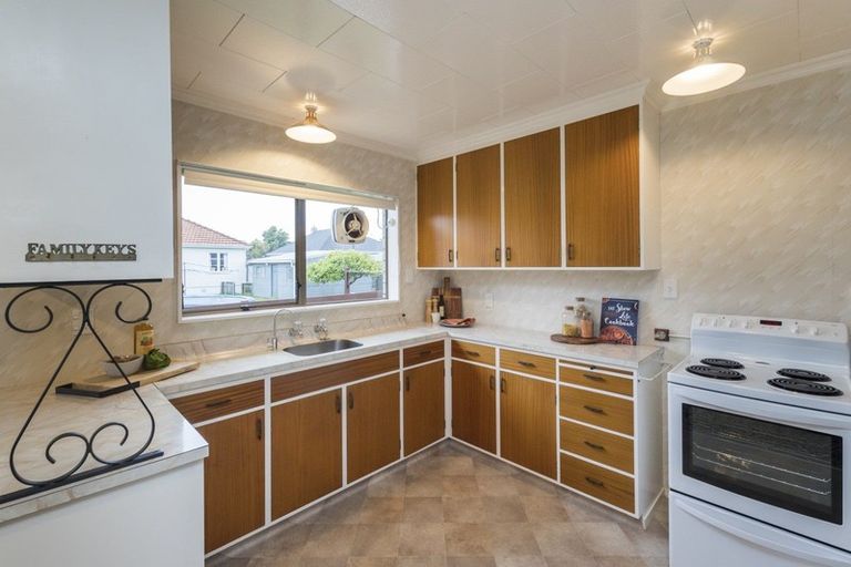 Photo of property in 6 Chertsey Court, Roslyn, Palmerston North, 4414