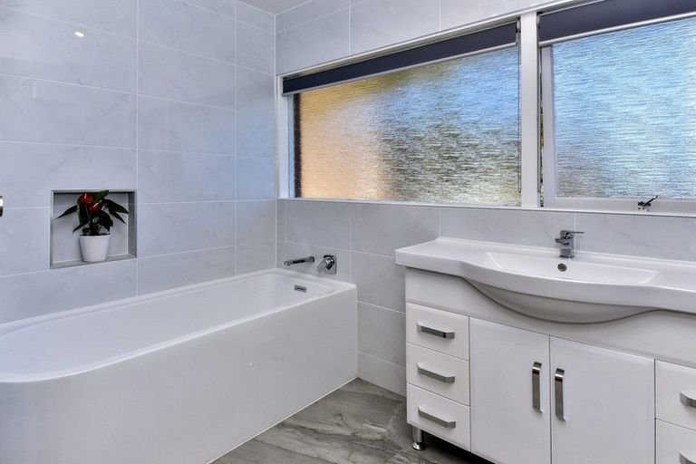 Photo of property in 18 Freshney Place, Hillpark, Auckland, 2102