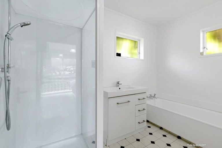 Photo of property in 30 Woodhouse Avenue, Karori, Wellington, 6012