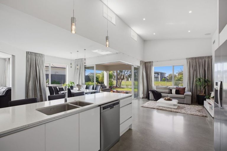 Photo of property in 42 Cassinia Close, Papamoa Beach, Papamoa, 3118