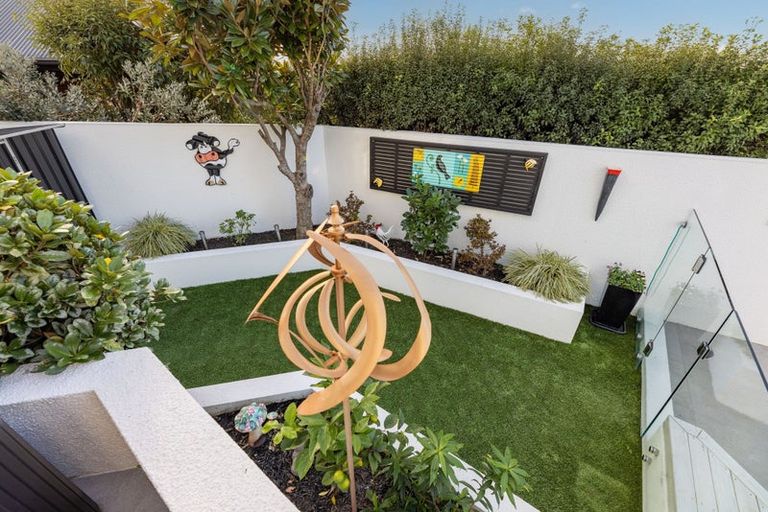 Photo of property in 2/60 Moncks Spur Road, Redcliffs, Christchurch, 8081