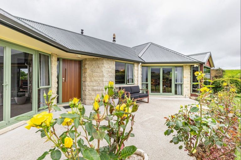 Photo of property in 28 Waipuna Grove, Levin, 5571