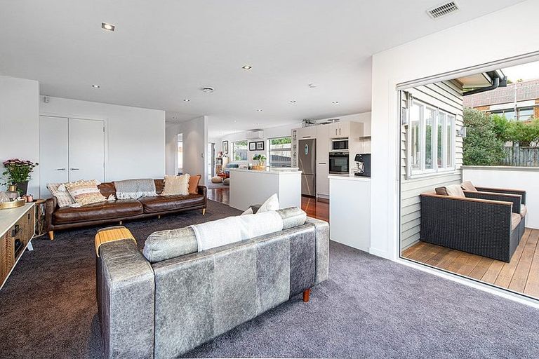 Photo of property in 18 Beulah Avenue, Rothesay Bay, Auckland, 0630