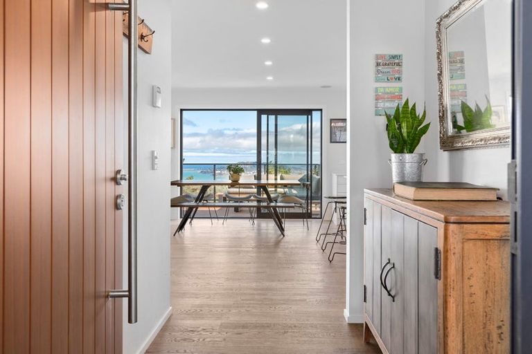 Photo of property in 16 Piper Way, Newlands, Wellington, 6037