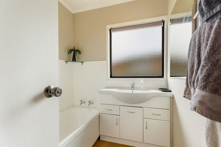 Photo of property in 2 Laura Street, Kelston, Auckland, 0602