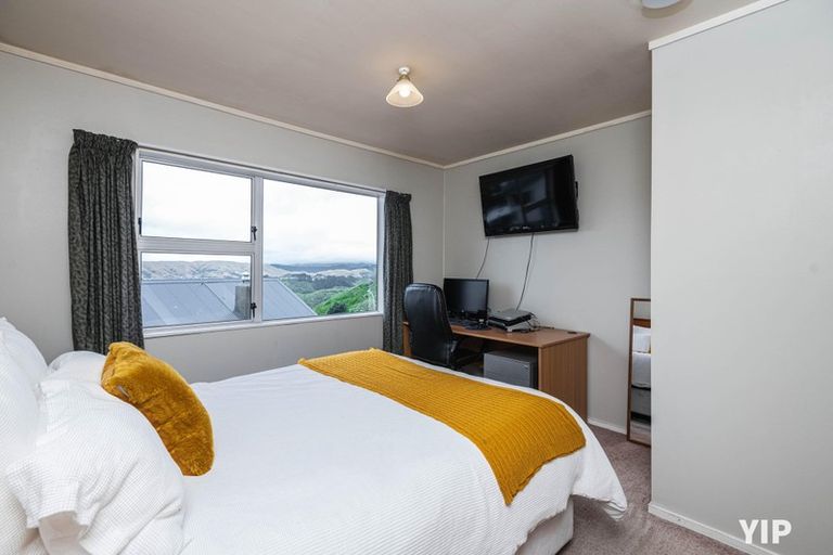 Photo of property in 52 Colchester Crescent, Newlands, Wellington, 6037