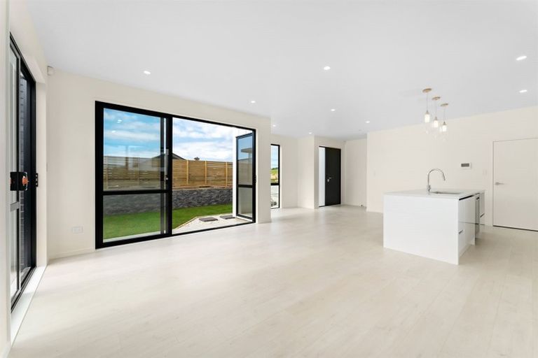 Photo of property in 53 Sunnyheights Road, Orewa, 0931