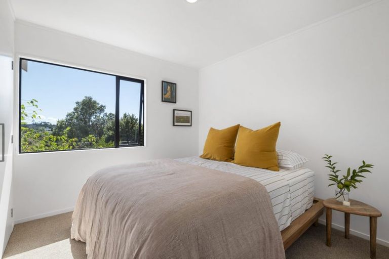 Photo of property in 2/12 Helicon Place, Totara Vale, Auckland, 0629
