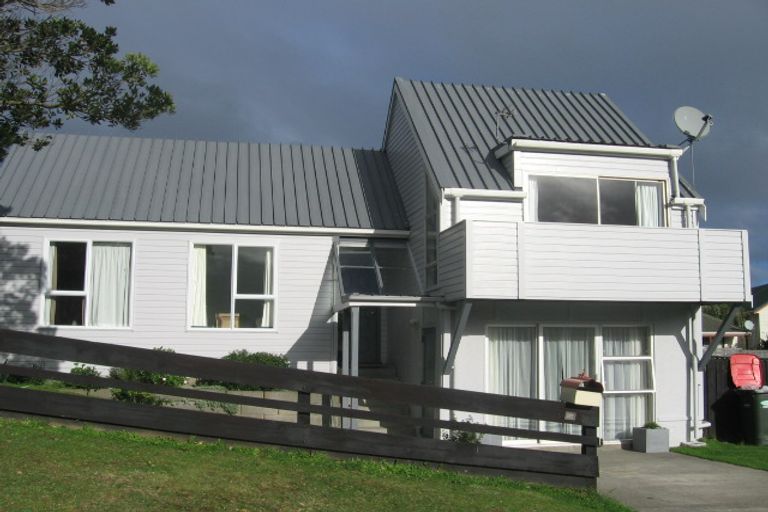 Photo of property in 122 Mark Avenue, Grenada Village, Wellington, 6037