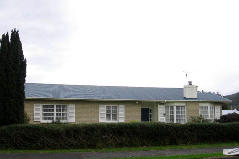 Photo of property in 1 Skipage Grove, Featherston, 5710