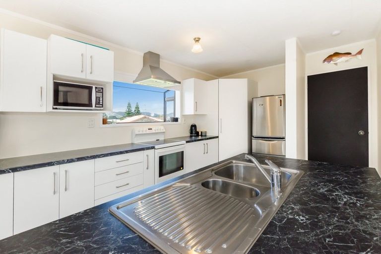 Photo of property in 16 Tobys Way, Waikanae Beach, Waikanae, 5036