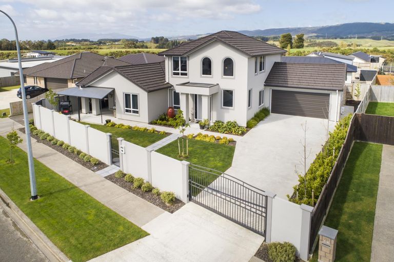 Photo of property in 124 Johnstone Drive, Fitzherbert, Palmerston North, 4410