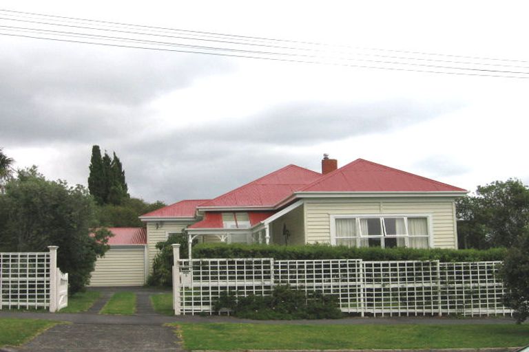 Photo of property in 5 First Avenue, Stanley Point, Auckland, 0624