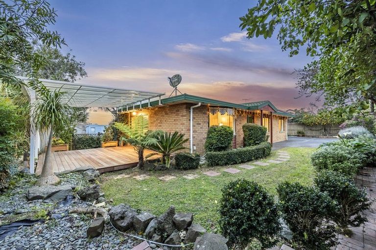 Photo of property in 14 Swanson Oaks, Swanson, Auckland, 0612