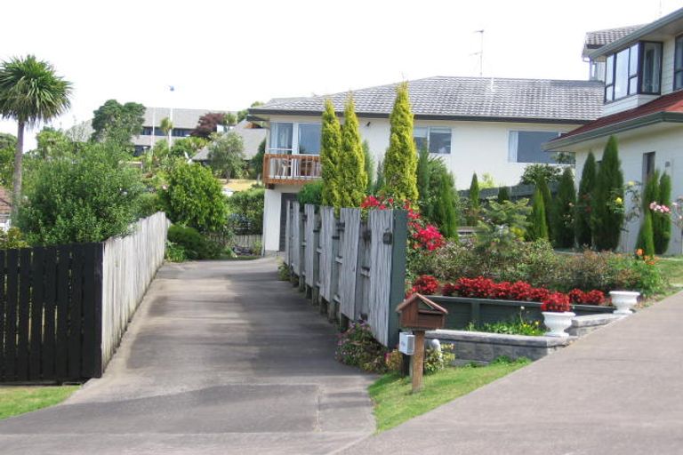 Photo of property in 2/8 Strabo Place, Windsor Park, Auckland, 0632