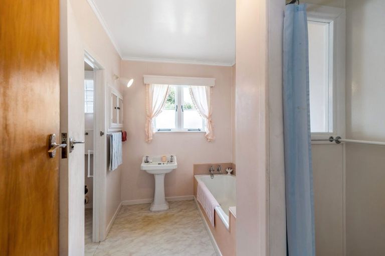 Photo of property in 13 Beaubank Road, Kelston, Auckland, 0602