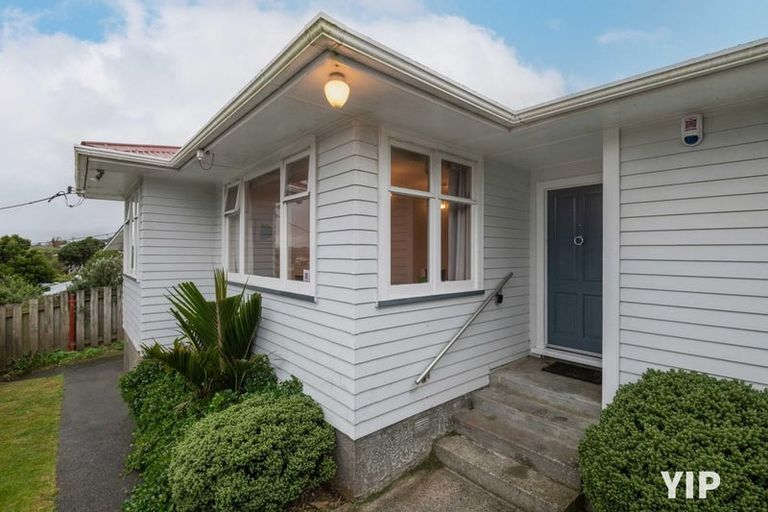 Photo of property in 48 Kenmore Street, Newlands, Wellington, 6037