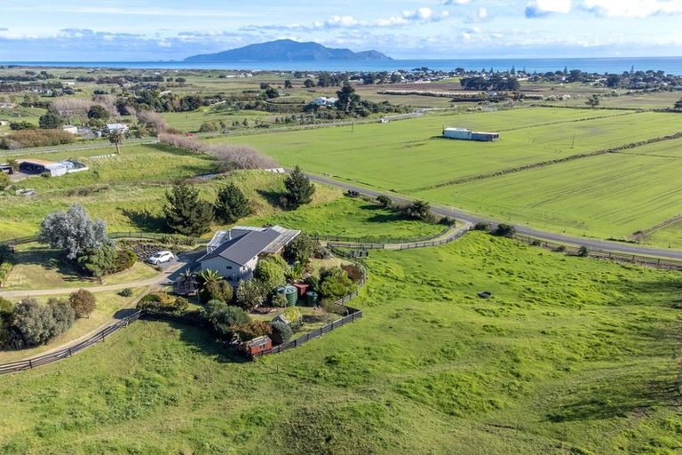 Photo of property in 24 Harakeke Road, Te Horo, Otaki, 5581