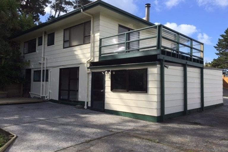 Photo of property in 2/20 Woodlands Crescent, Browns Bay, Auckland, 0630