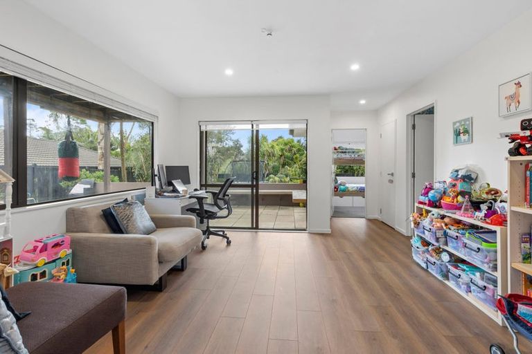 Photo of property in 16 Monkton Close, Greenhithe, Auckland, 0632