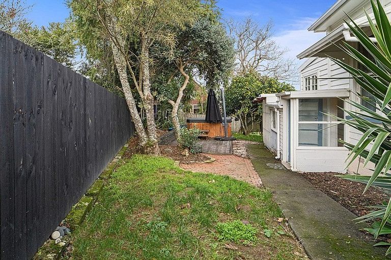 Photo of property in 17 Awaroa Road, Sunnyvale, Auckland, 0612
