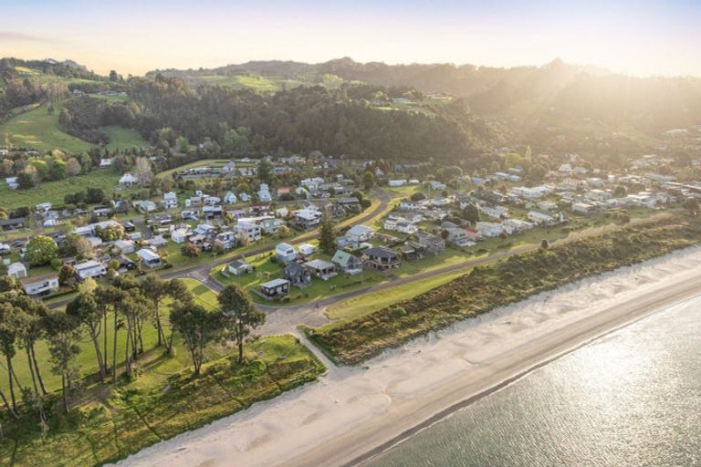 Photo of property in 2 Banks Street, Cooks Beach, Whitianga, 3591