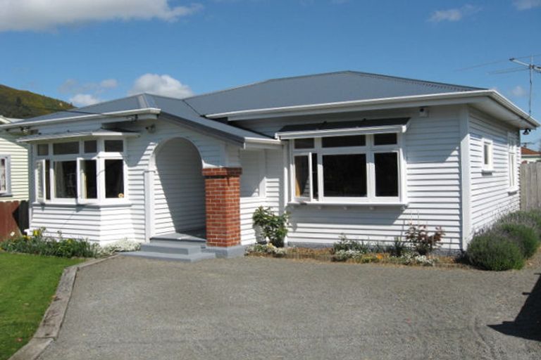 Photo of property in 18 Birdwood Road, Waterloo, Lower Hutt, 5011