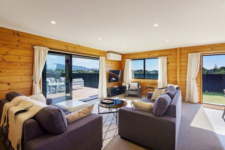 Photo of property in 65 Queens Road, Waikanae Beach, Waikanae, 5036