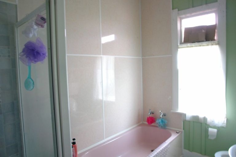 Photo of property in 16 Gloag Street, Waverley, 4510