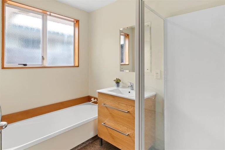 Photo of property in 1 Ilfracombe Place, Burnside, Christchurch, 8053