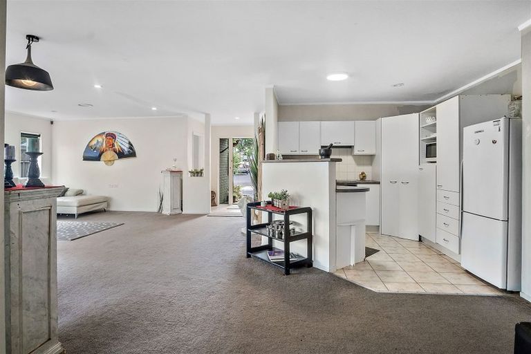 Photo of property in 8 Saint Leger Crescent, Huntington Park, Auckland, 2013