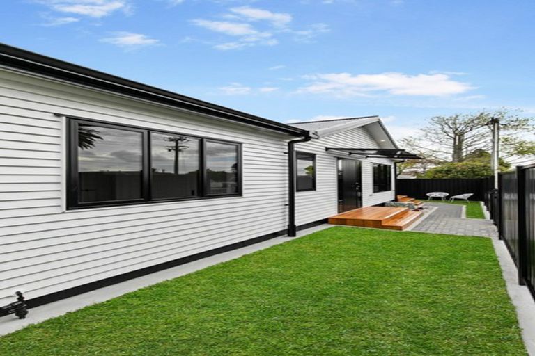 Photo of property in 54d Te Atatu Road, Te Atatu South, Auckland, 0610