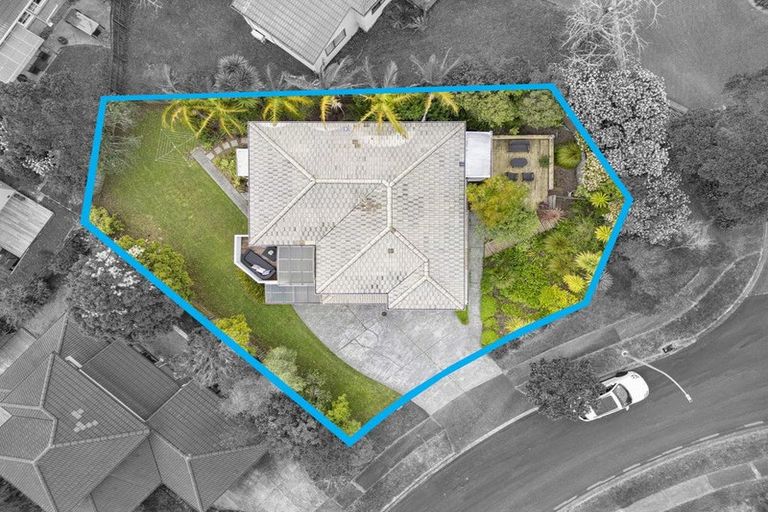 Photo of property in 12 Mandeville Place, Unsworth Heights, Auckland, 0632