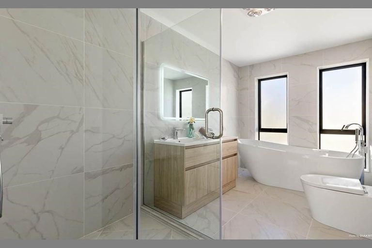 Photo of property in 18 Para Close, Fairview Heights, Auckland, 0632